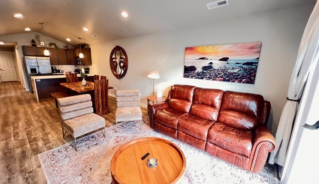 Modern Style, KING bed, Free Wi-Fi, with Garage!