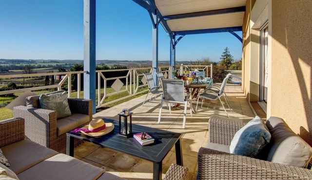 Modern Style Villa with Separate Studio, Large Grounds, Private Heated Pool - 15mins walk to Duras!