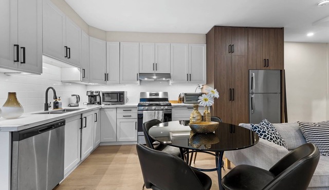 Modern Styled 2B/2B, Full kitchen, Laundry, Parking (paid)