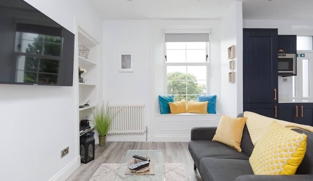 Modern , stylish one bedroom apartment in the centre of Dollar