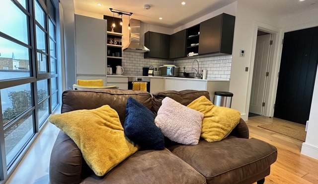 Modern & stylish 1 bedroom flat - ideal for couples, solo & business travellers