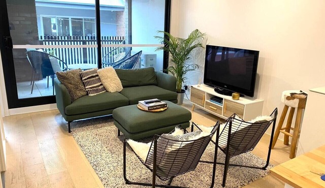 Modern, stylish 2 bed apartment, great location