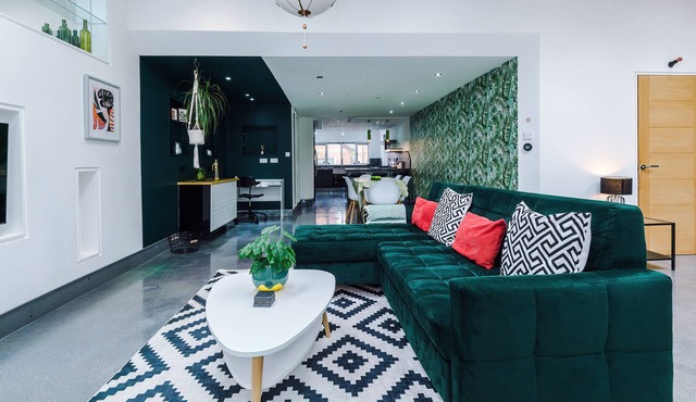 Modern Stylish 2-bedroom house & on-site parking