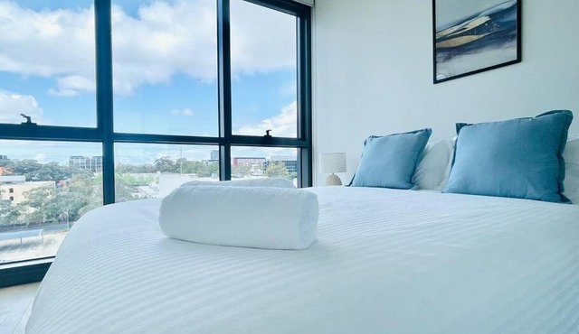 Modern stylish 3 bedroom condo - Parking, Gym, Pool