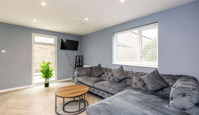 Modern & Stylish 3 Bedroom Home in Peterborough