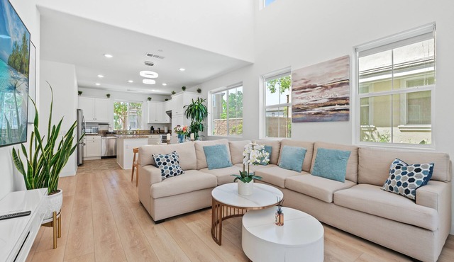 Modern Stylish 4BR/3.5BA/Bright/Tesla charging/2 TVs