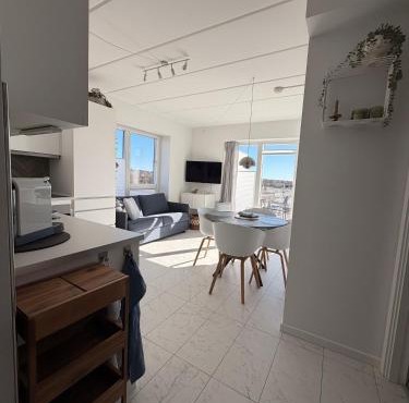 Modern Stylish Apartment Near City Centre with Parking