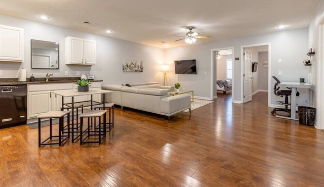 Modern, stylish/comfortable 2-bedroom apartment