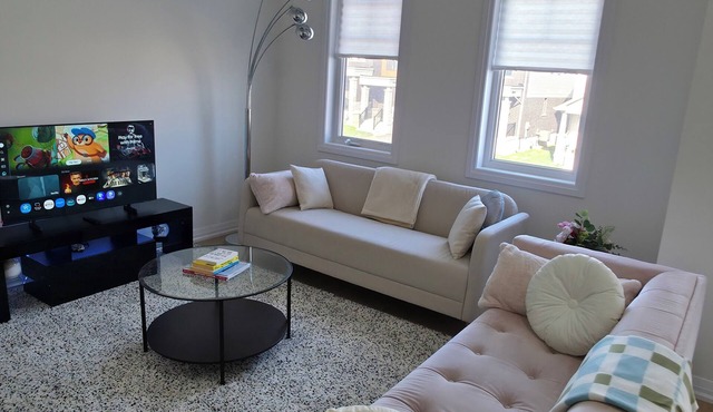 Modern & Stylish Cozy Home/Balcony, Wifi – 15 min from Hamilton