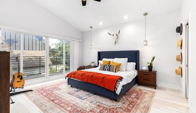 Modern Stylish Home - Near E. 6th St & Downtown