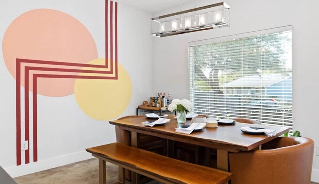Modern Stylish Home - Near E. 6th St & Downtown