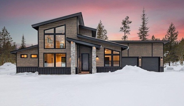 Modern & Stylish Home on the Outskirts of Donnelly