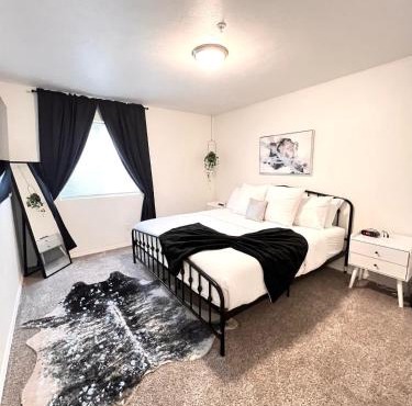 Modern & Stylish King bed WiFi