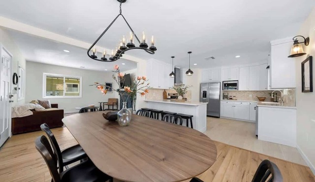 Modern & Stylish Mission Hills Neighborhood Escape