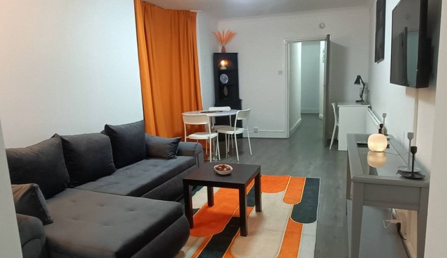 Modern & Stylish Retreat 15 Mins to Central London