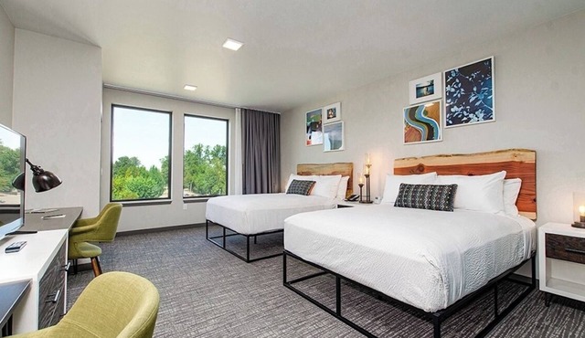 Modern & Stylish Room Near Downtown Independence – Walk to Shops & Parks