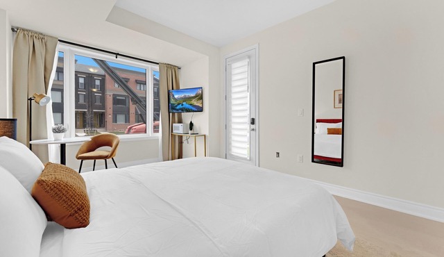 Modern & Stylish Studio in Oakville!
