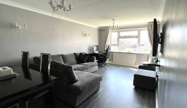 Modern Stylish Two Bedroom Entire Apartment