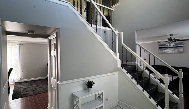 Modern Suburban Oasis- 14 guest House. Family Friendly!