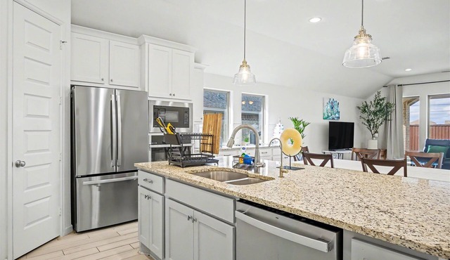 Modern Suburban Retreat Near Shopping & Parks