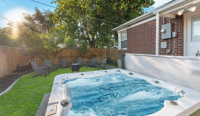Modern Suburban Getaway: Backyard ~ Hot Tub ~ BBQ! Close to Mountains/Downtown