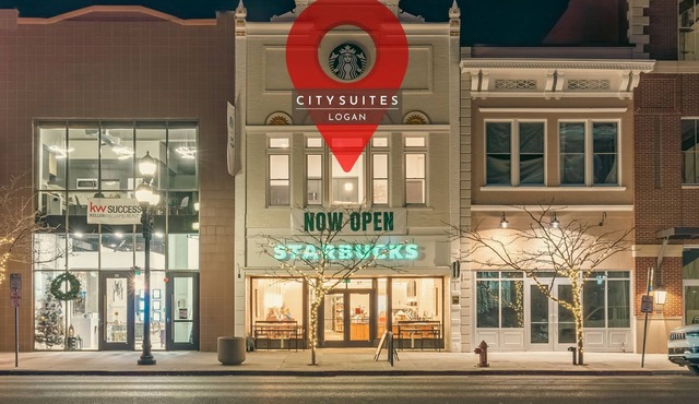 Modern Suite ~ Above Starbucks ~ Fast Wi-fi