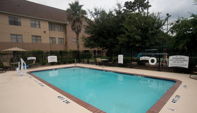 Modern Suite | Free Breakfast + 24 Hour Business Center + Outdoor Pool