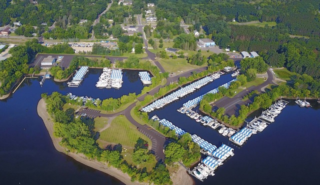 Modern Suite in Downtown Afton, 5min to skiing, hiking, riverboating & more!