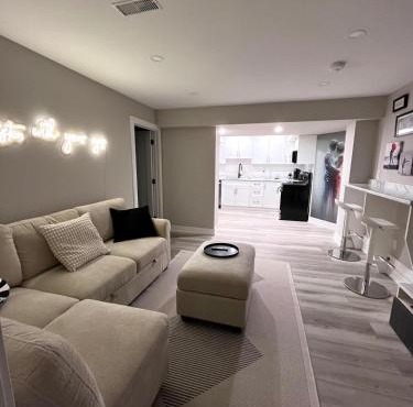 Modern Suite in Etobicoke - Near Airport & Downtown!