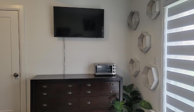 Modern Suite Near Hamilton Airport