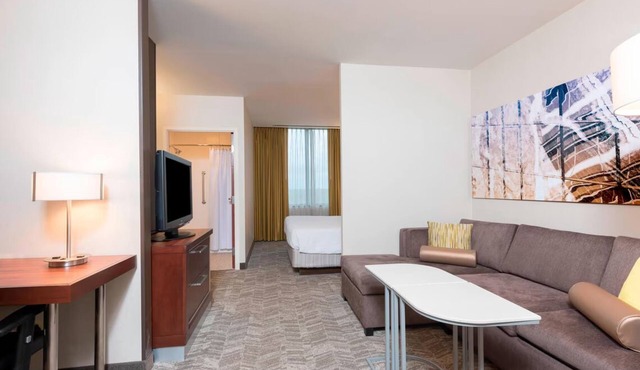 Modern Suite w/Free Breakfast & Onsite Pool Near Cumberland CTA Station