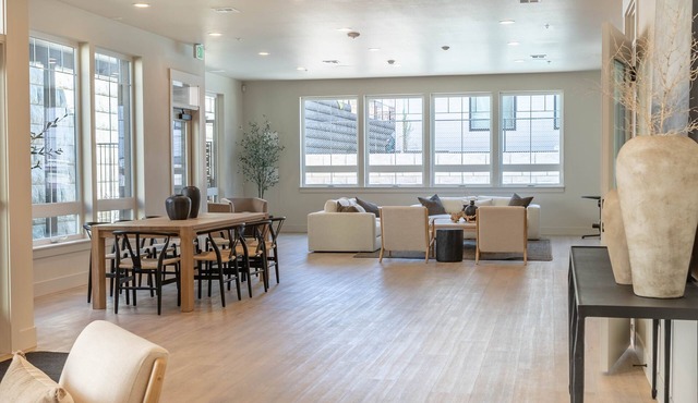 Modern suite w/great amenities! 5 minutes from downtown Pendleton and Round-up.