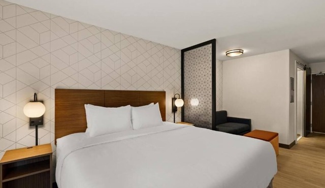 Modern Suite w/Kitchen & Workspace – Perfect for Long Stays