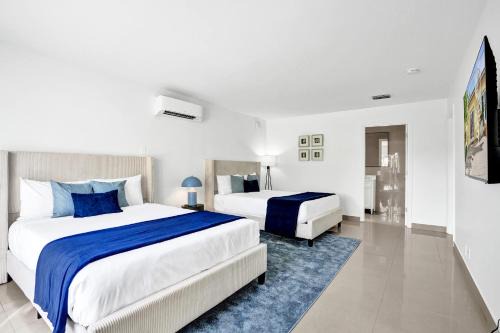 Modern Suite w Patio & Pool 2 Queen Beds