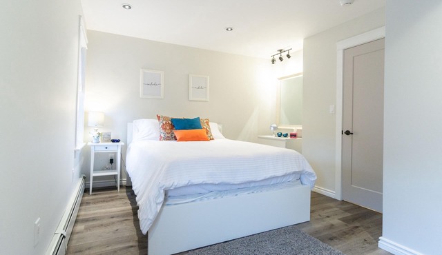 Modern Suite - Walk to Downtown Charlottetown - Private Entry and parking.