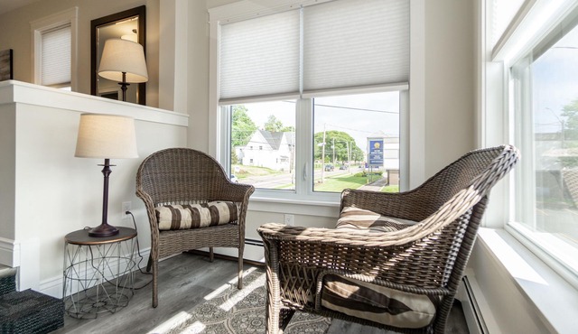 Modern Suite - Walk to downtown Charlottetown - Private entry and parking