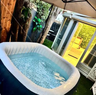 Modern suite with jacuzzi