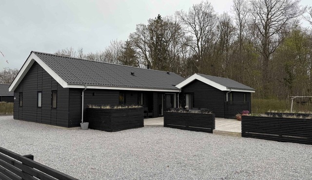 Modern summer house in Pøt with spa & sauna