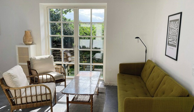 Modern summer house few steps from the beach