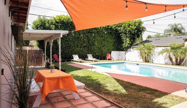 *Modern, Sunny, Great Location- Pool/BBQ/Firepit!*
