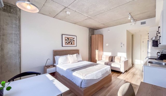 Modern Sunny Studio | Prime Plateau Location