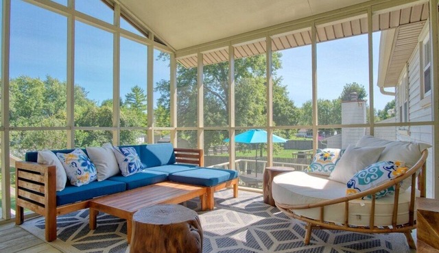 Modern-Sunroom-15min to DwnTwn-Grps-Kids-Firepit