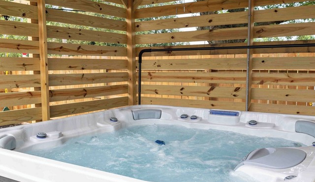 Modern Swanky Baseball Home, King Beds, Hot Tub, BBQ Grill, 5 min to Cle Clinic