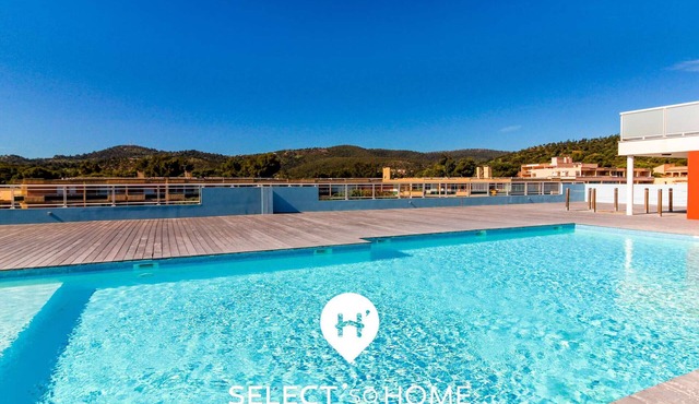 Modern T2 with rooftop pool and secured parking at La Favière