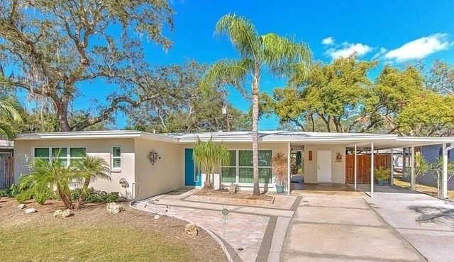 Modern Tampa Hideaway 10 min Downtown Tampa Ybor city