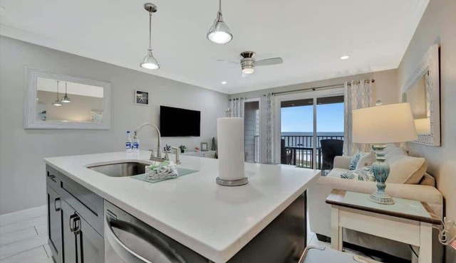 Modern Tampa Waterfront Condo | Heated Pool & Bar!
