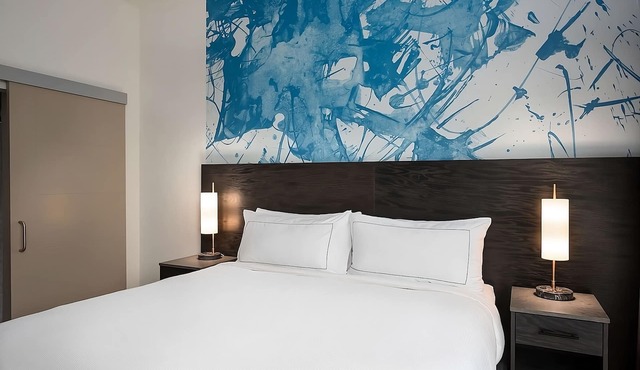 Modern Tapestry Stay w/Gym & Walk to Riverfront Park l 2 Pet-friendly Rooms