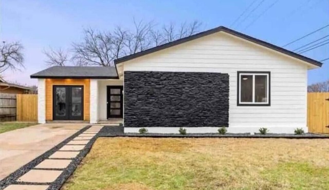 Modern Texan Family Home - 4BD 3BA - 10 minutes from DT