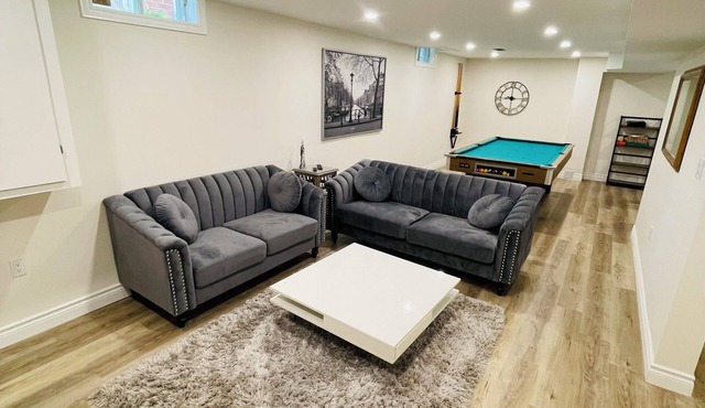 Modern Thorold Apt w/Pool Table