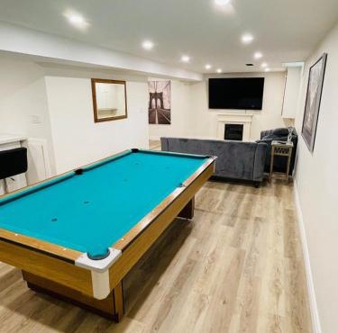 Modern Thorold Apt with Pool Table